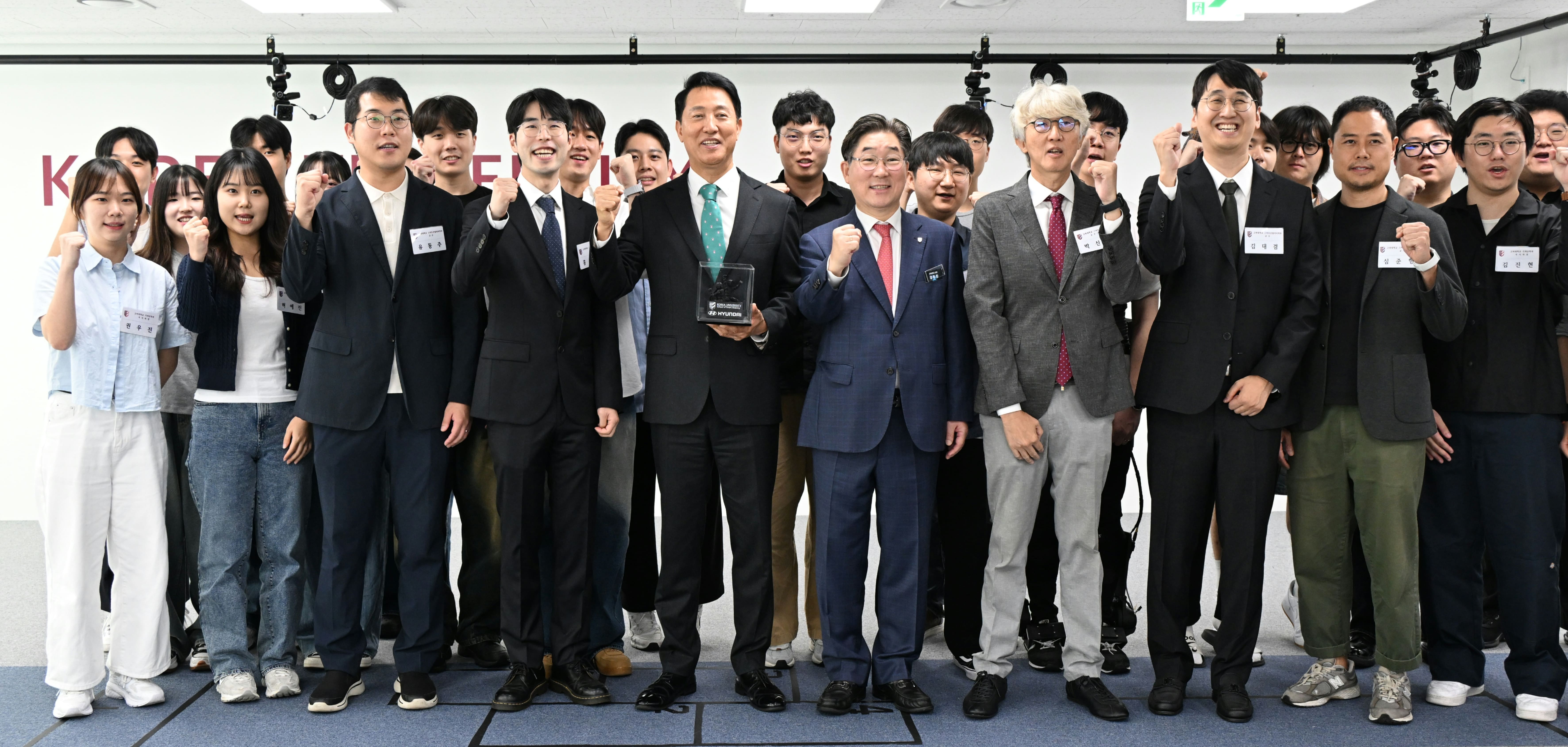 Mayor of Seoul Visits Lab and Observes Research